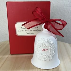 2007 Hallmark Keepsake Ornament Porcelain Bell Christmas Wreath in Box